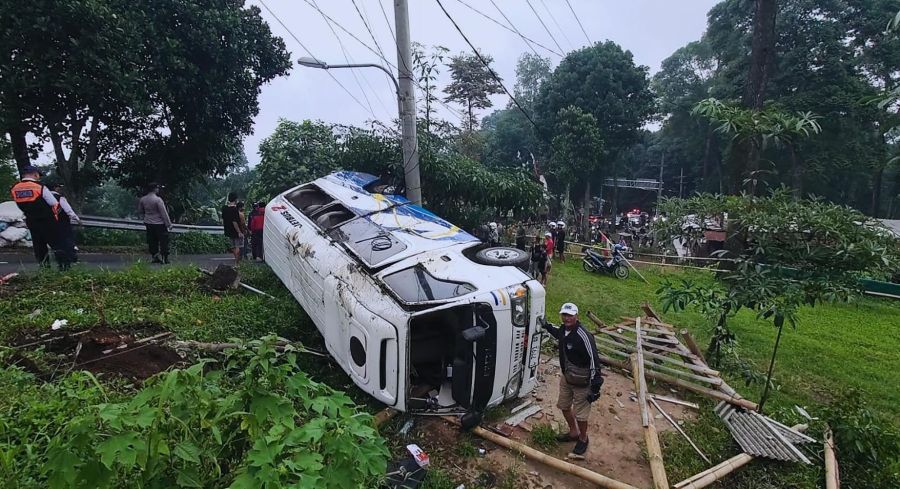 Minibus Angkut 16 Penumpang Asal Surabaya Alami Rem Blong di Turunan Pacet Mojokerto