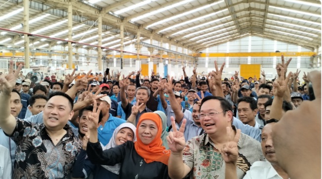 Hari Keenam Kampanye, Calon Gubernur Jatim Khofifah Kunjungi Pabrik Tisu di Mojokerto