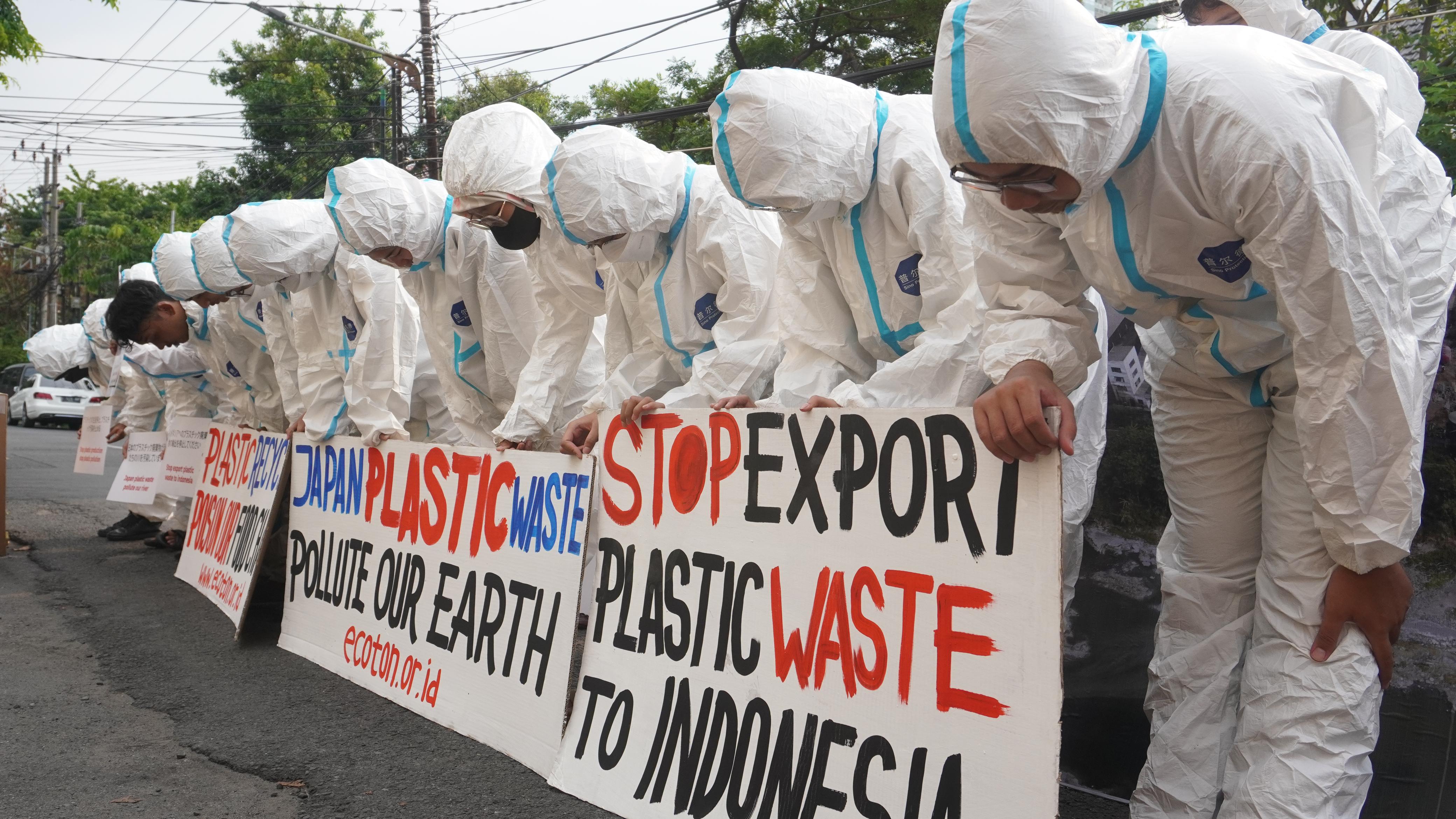 Aksi Teatrikal Aktivis Lingkungan, Tuntut Jepang Berhenti Kirim Sampah Plastik ke Indonesia