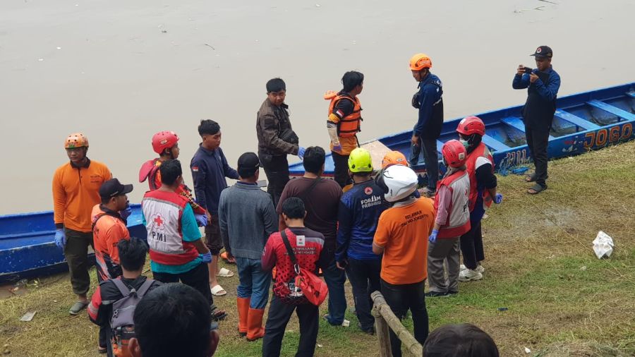 Mayat Perempuan Tanpa Identitas Ditemukan Mengapung di Sungai Brantas, Mojokerto