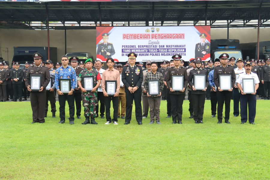 Hari Pahlawan, Polres Mojokerto Kota Berikan Penghargaan Pada Warga dan Personel 