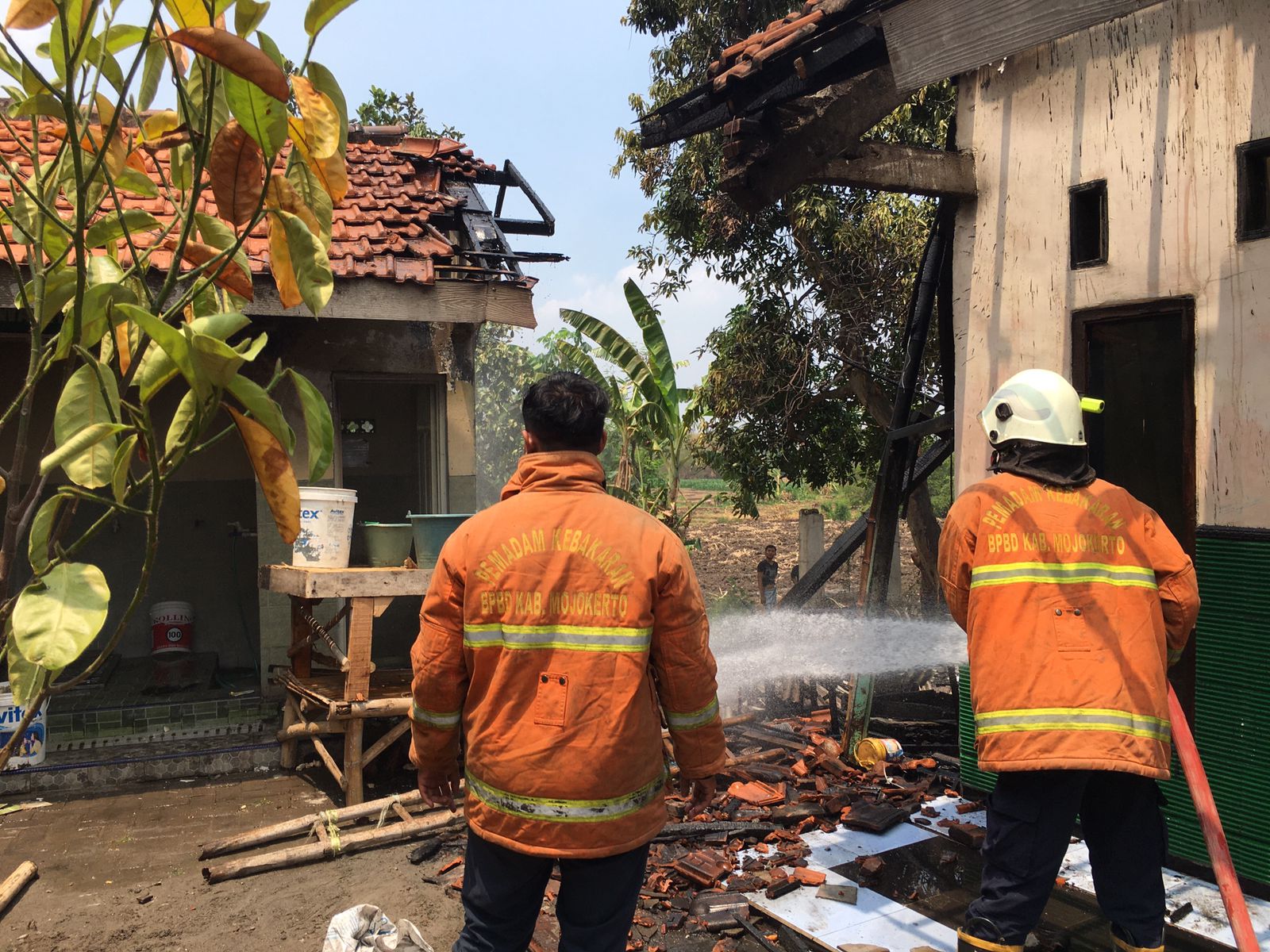 Rumah di Pungging Terbakar, Dipadamkan Dua Unit PMK