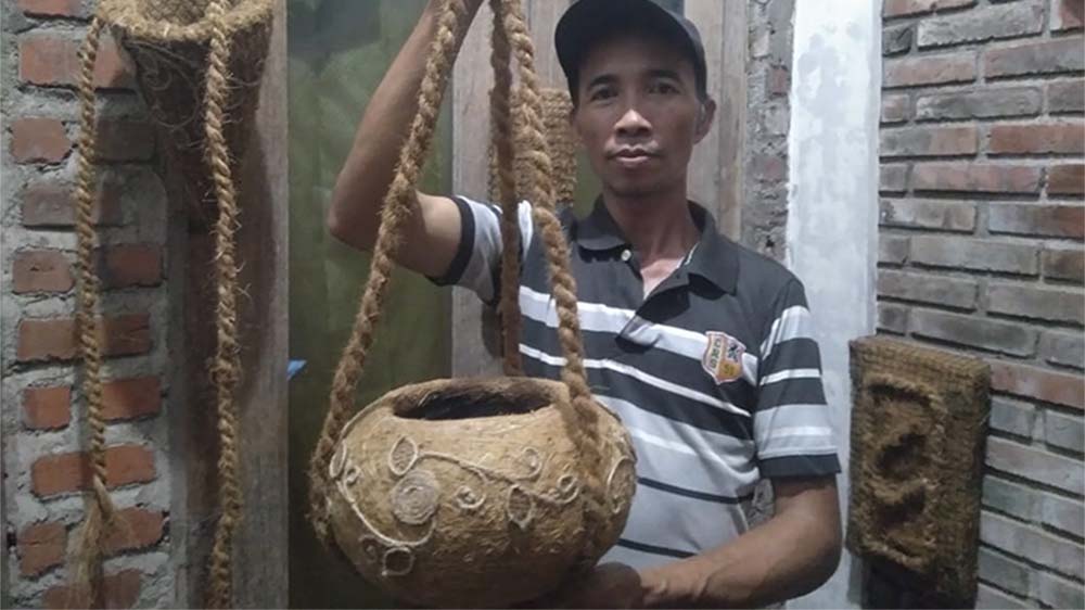 Inspiratif, Pasutri di Mojokerto Kreasikan Pot Bunga dari Limbah Kelapa