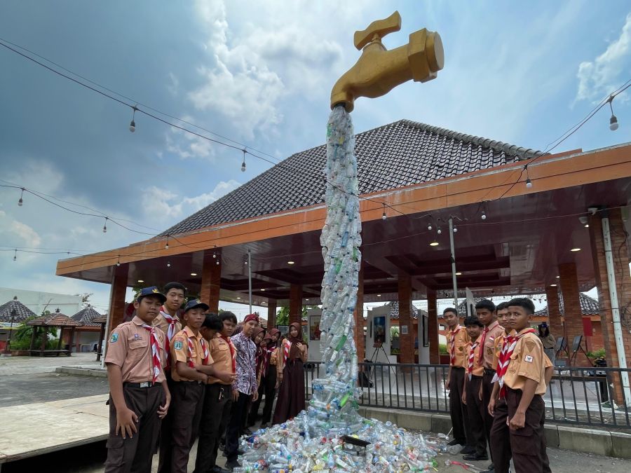 Instalasi Kran Plastik dan Akuarium Bayi Milik Ecoton, Sentil Ancaman Polusi Mikroplastik