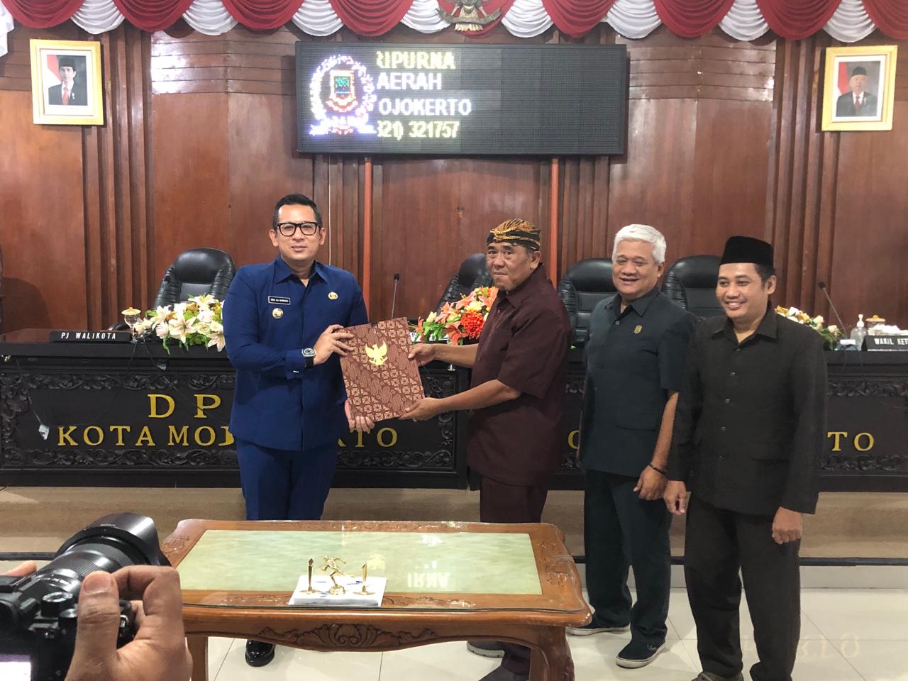 Paripurna DPRD, Pj Wali Kota Serahkan LKPJ Wali Kota MojokertoTahun 2023