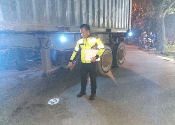 Pengendara Motor Tewas Usai Tabrak Truk Kontainer di Kutorejo Mojokerto