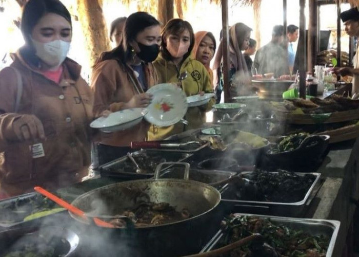 Ramadan, Warung Sego Lego Trawas Mojokerto Diserbu Pengunjung hingga Antre Mengular