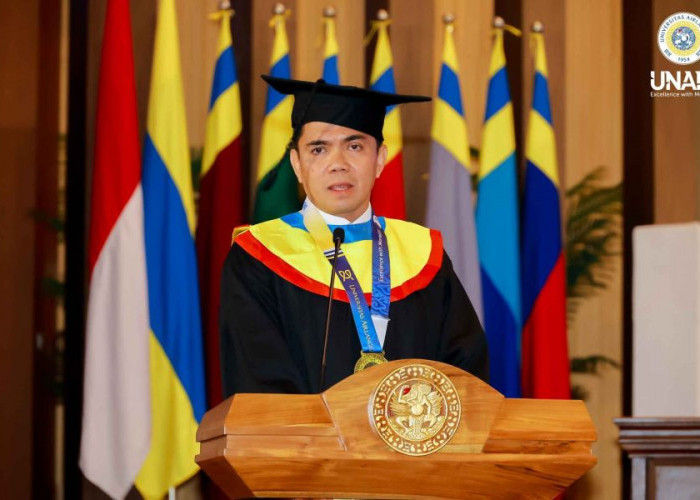 Arteria Dahlan Raih Gelar Doktor di Unair, Tegaskan Kampus Jadi Ruang Benahi Diri