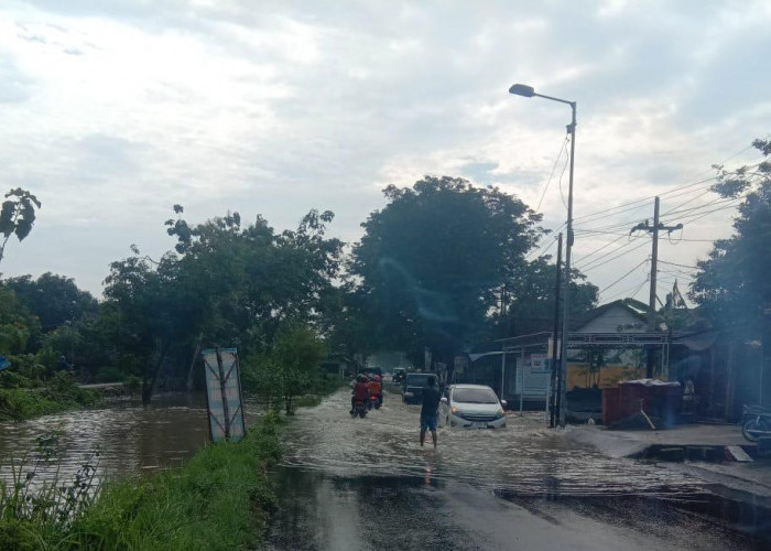 Hujan Deras Akibatkan Sungai Meluap ke Jalan di Modongan Mojokerto