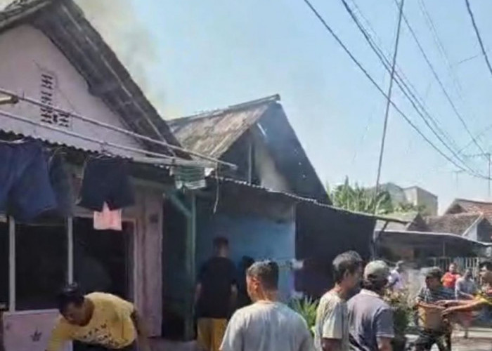 Ditinggal Keluar, Rumah Warga Kota Mojokerto Ludes Terbakar, Terdengar Tiga Kali Ledakan