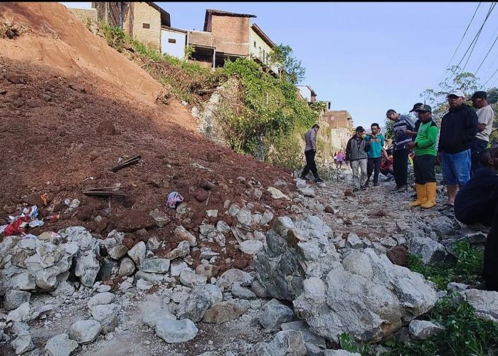 Tembok Penahan Tanah di Pacet Mojokerto Ambruk, Satu Mobil Terdampak