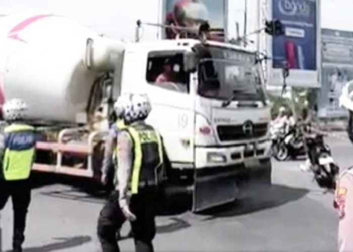 Langgar Rambu, Truk Besar Putar Balik di Jembatan Gajah Mada Kota Mojokerto