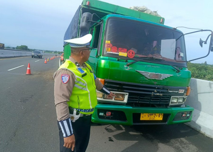 Sopir Truk Diduga Mengantuk,  Tabrak Truk Ganti Ban di Tol Jombang-Mojokerto