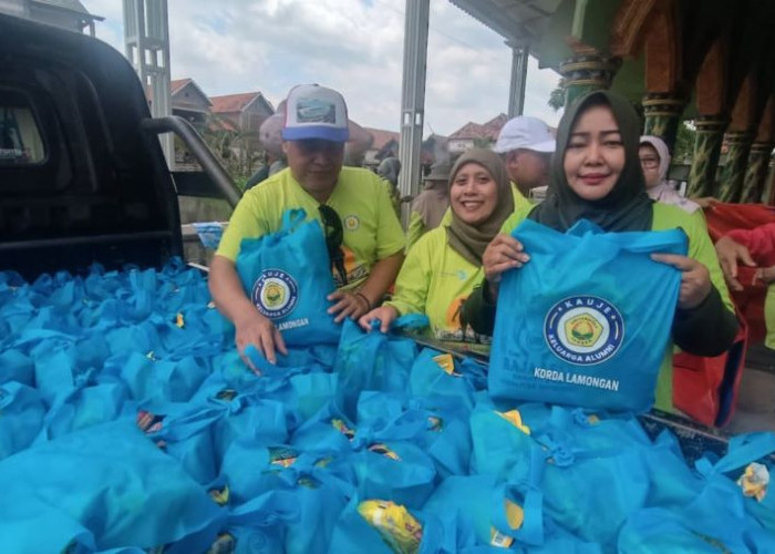 Kauje Korda Lamongan Bagikan Bantuan Sembako ke Warga Terdampak Banjir
