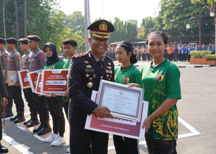 Peringati Hari Sumpah Pemuda, PJs. Bupati Mojokerto Serahkan Penghargaan bagi Para Pemuda Berprestasi