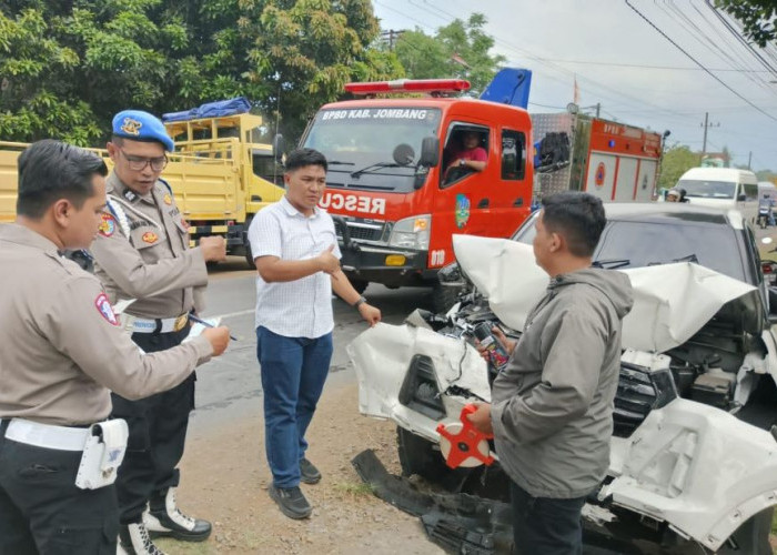 Satu Orang Meninggal Dunia, Akibat Lakalantas Mobil vs Truk di Jombang 