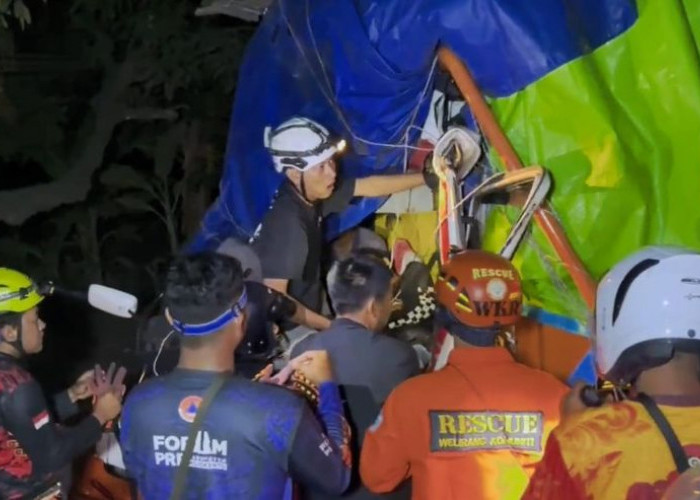 Truk Oleng Tabrak Tabrak Pohon di Mojokerto, Kernet Terjepit 