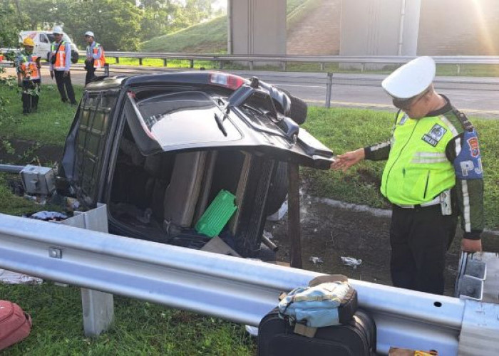 Diduga Pengemudi Mengantuk, Mobil Terguling di Tol Jombang-Mojokerto, 5 Orang Luka-Luka 