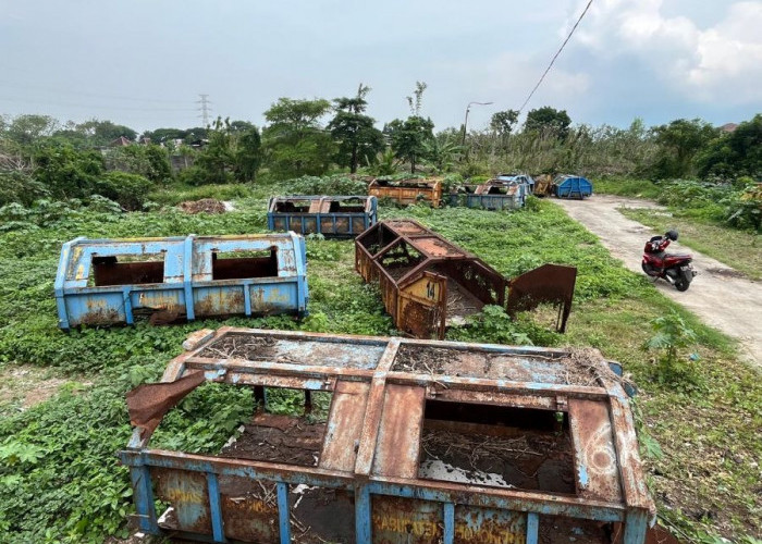 Jadi Kuburan Rongsokan, Puluhan Kontainer Sampah Miliki DLH Kabupaten Mojokerto Mangkrak dan Tak Berfungsi