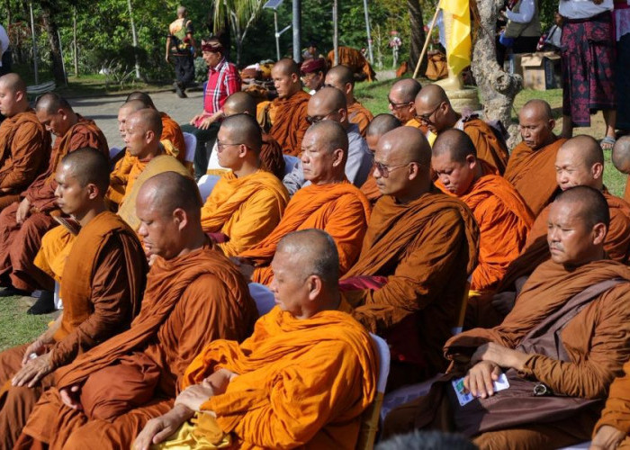 56 Bhikkhu Empat Negara Tempuh Perjalanan Damai dari Bali ke Borobudur
