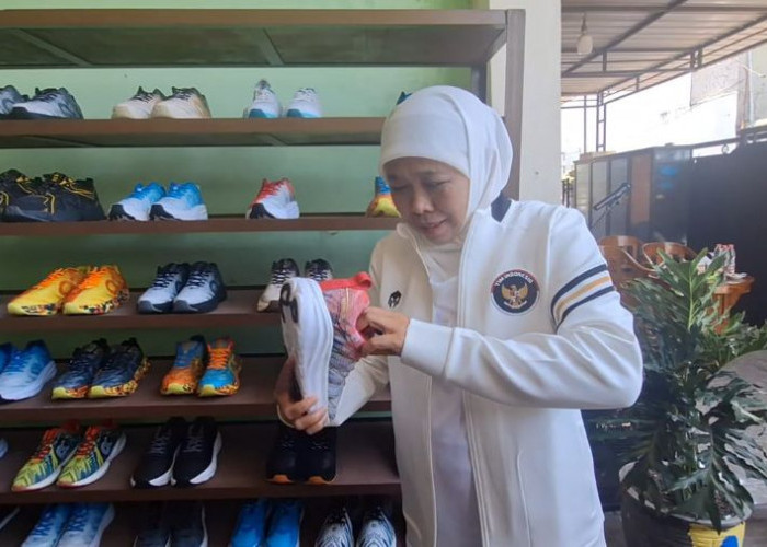Dukung UMKM Naik Kelas, Gubernur Jatim Kunjungi Produsen Sepatu Awake di Kota Mojokerto