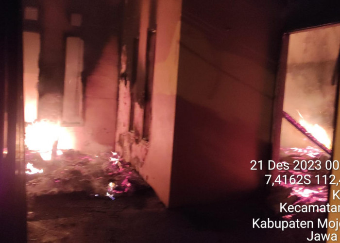 Rumah di Jetis Mojokerto Terbakar, Dua Unit PMK diterjunkan
