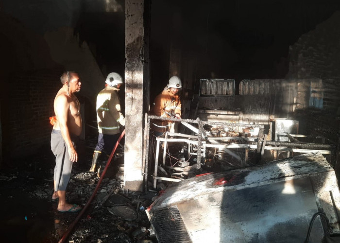 Rumah Tempat Usaha di Dawarblandong Mojokerto Terbakar