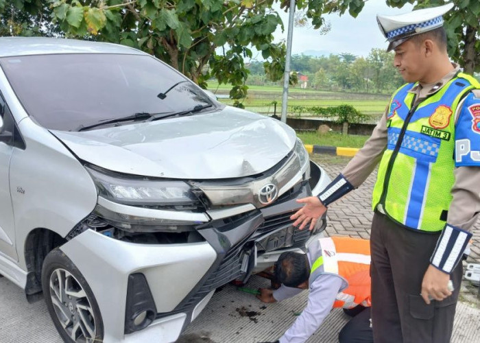 Diduga Pengemudi Mengantuk,  Avanza Tabrak Tiang di Rest Area Tol Jombang Mojokerto