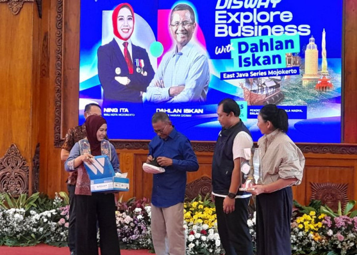 Dapat Sepatu Baru dari Pengusaha Sepatu Kota Mojokerto, Dahlan Iskan Langsung Loncat-Loncat di Balai Kota