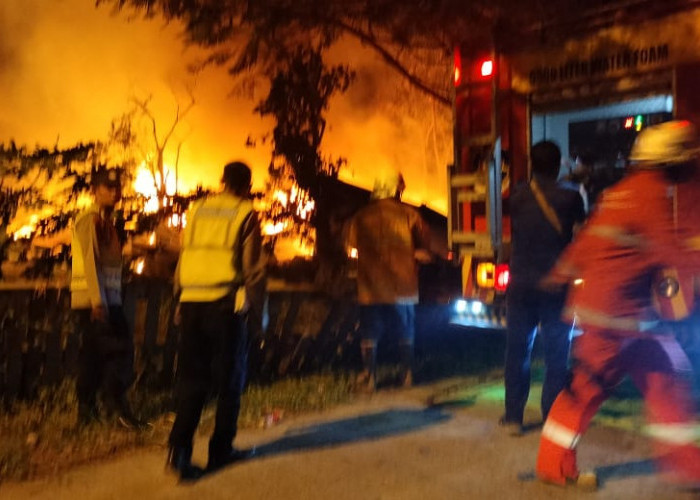 Tempat Pengolahan Sampah Kardus dan Plastik di Ngoro Mojokerto Terbakar, Kerugian Capai Ratusan Juta
