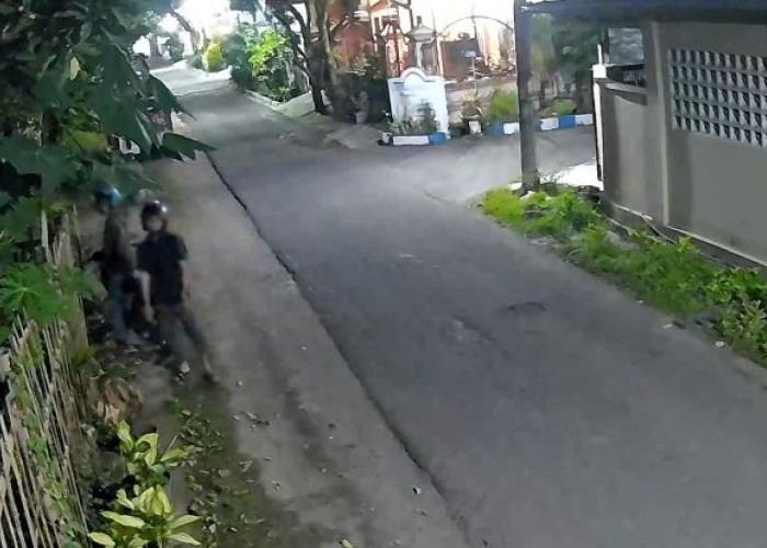 Maling Motor Gasak Honda Scoopy di Studio Musik Mojokerto, Aksi Terekam CCTV