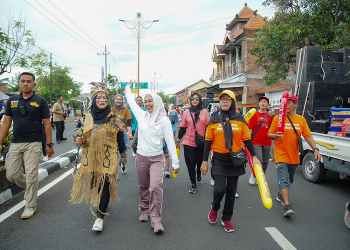 8000 Orang Buruh dan Pekerja Informal Ikuti Jalan Sehat Peringatan 'May Day' di Kota Mojokerto