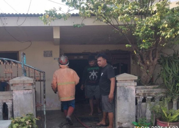 Rumah Warga di Wates Mojokerto Terbakar, Pemilik Sakit Dievakuasi dari Dalam Rumah 