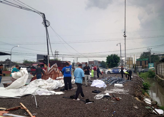Pos Pengamanan Polres Mojokerto di Simpang Lima Kenanten Roboh Diterjang Angin Kencang
