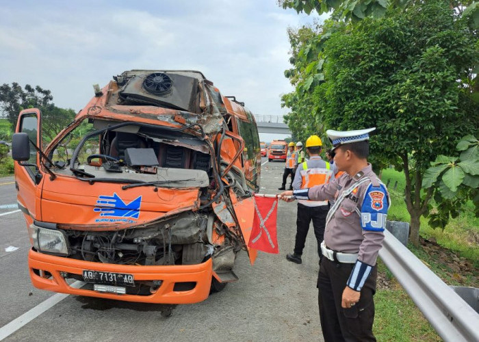 Minibus Elf Tabrak Truk Bermuatan Koral di Tol Jombang - Mojokerto, Dua Penumpang Luka Berat