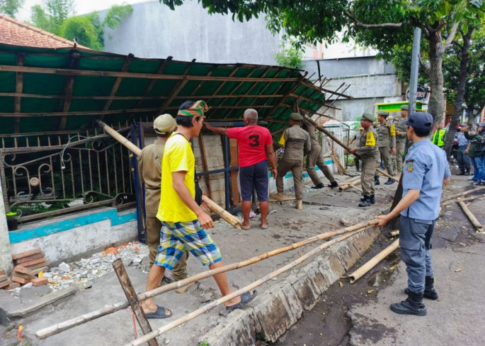 Langgar Perda, Sejumlah PKL di Kota Mojokerto Ditertibkan Satpol PP