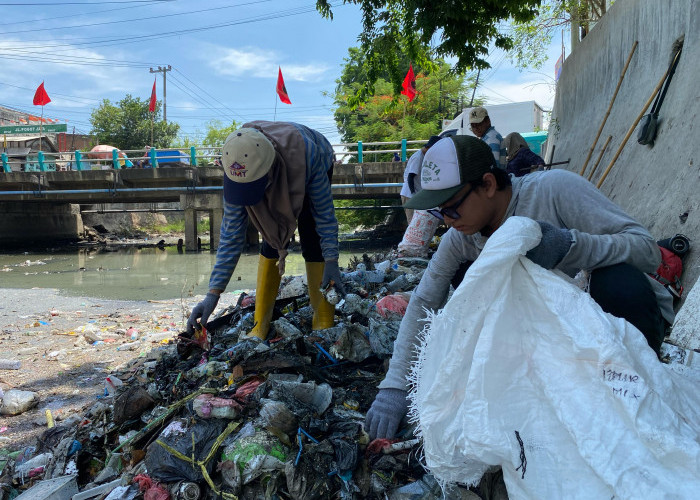 Sensus Sampah Plastik di Sungai Pogot Surabaya, Wings, dan  Indofood Jadi Produsen Sampah Terbanyak