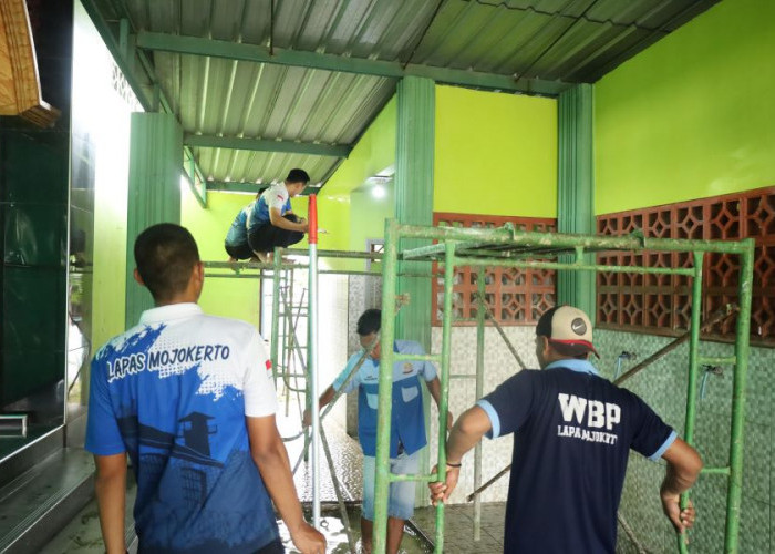 Sambut Ramadan, Warga Binaan Mojokerto Bersih-bersih Masjid di Jetis