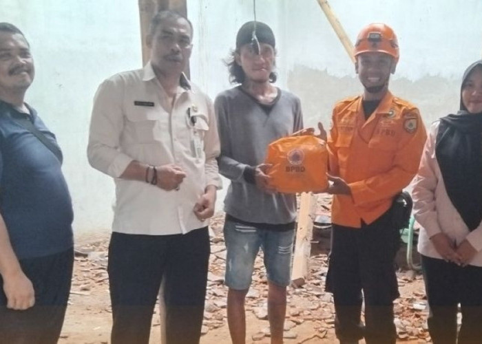 BPBD Jember Distribusikan Bantuan Logistik kepada Korban Rumah Roboh di Patrang
