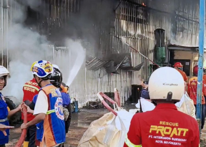 Pabrik Pengolahan Ban Bekas di Mojokerto Terbakar