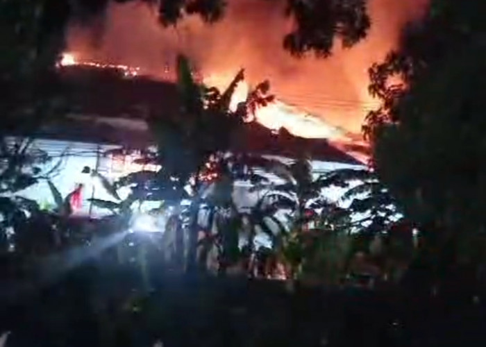 Breaking News:  Rumah Sakit Gatoel di Kota Mojokerto Terbakar