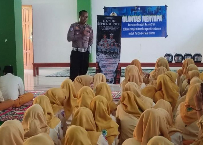 Polisi di Mojokerto Sasar Ponpes untuk Tanamkan Budaya Tertib Lalu Lintas