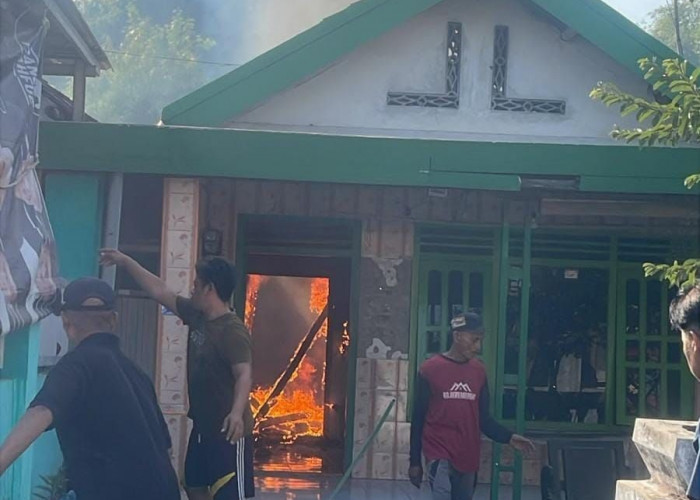 Rumah Warga di Puri Terbakar, Dua Unit Damkar Berhasil Jinakkan Api dalam Sejam
