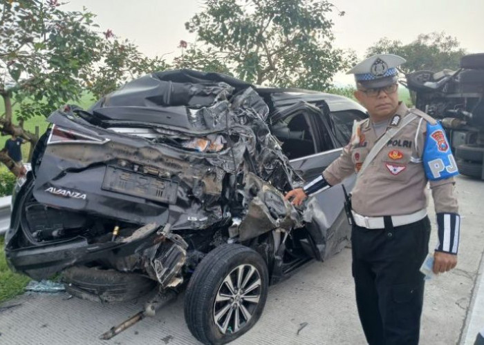 Tabrakan Truk Vs Avanza di Tol Jombang - Mojokerto, Satu Korban Luka Berat