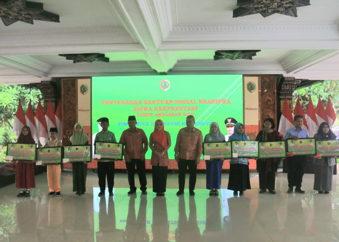 Rp 1,1 Miliar Diserahkan Bupati Mojokerto untuk 190 Pelajar/Mahasiswa Berprestasi