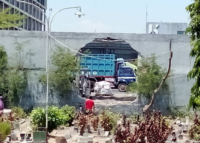 Sopir Dump Truk Tewas Usai Tabrak Pagar Pabrik di Jetis Mojokerto