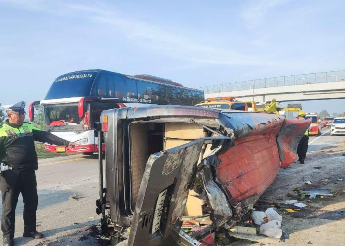 Elf Terguling di Tol Jombang Mojokerto, Sejumlah Penumpang Alami Luka Ringan dan Berat