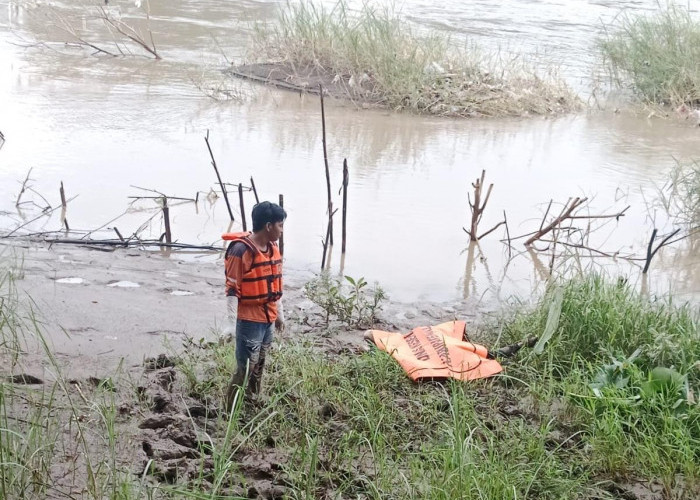 Mayat Pria Ditemukan Mengapung di Sungai Brantas Mojokerto