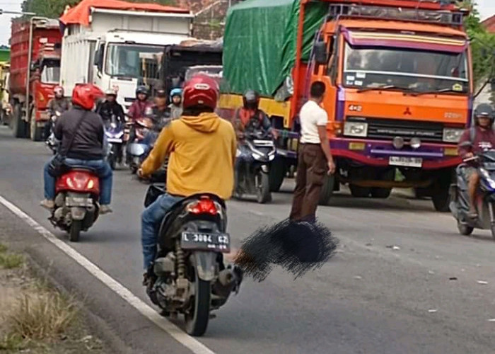 Kecelakaan  di Jalan Raya Wringinanom, Pengendara Motor Terlempar ke Tengah Jalan