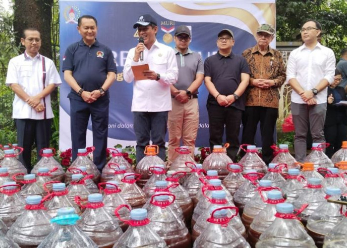 Cetak Rekor MURI, Umat Buddha Bersama KLH Menuang 10.000 Liter Eco Enzyme di Sungai Jelentreng Cisadane